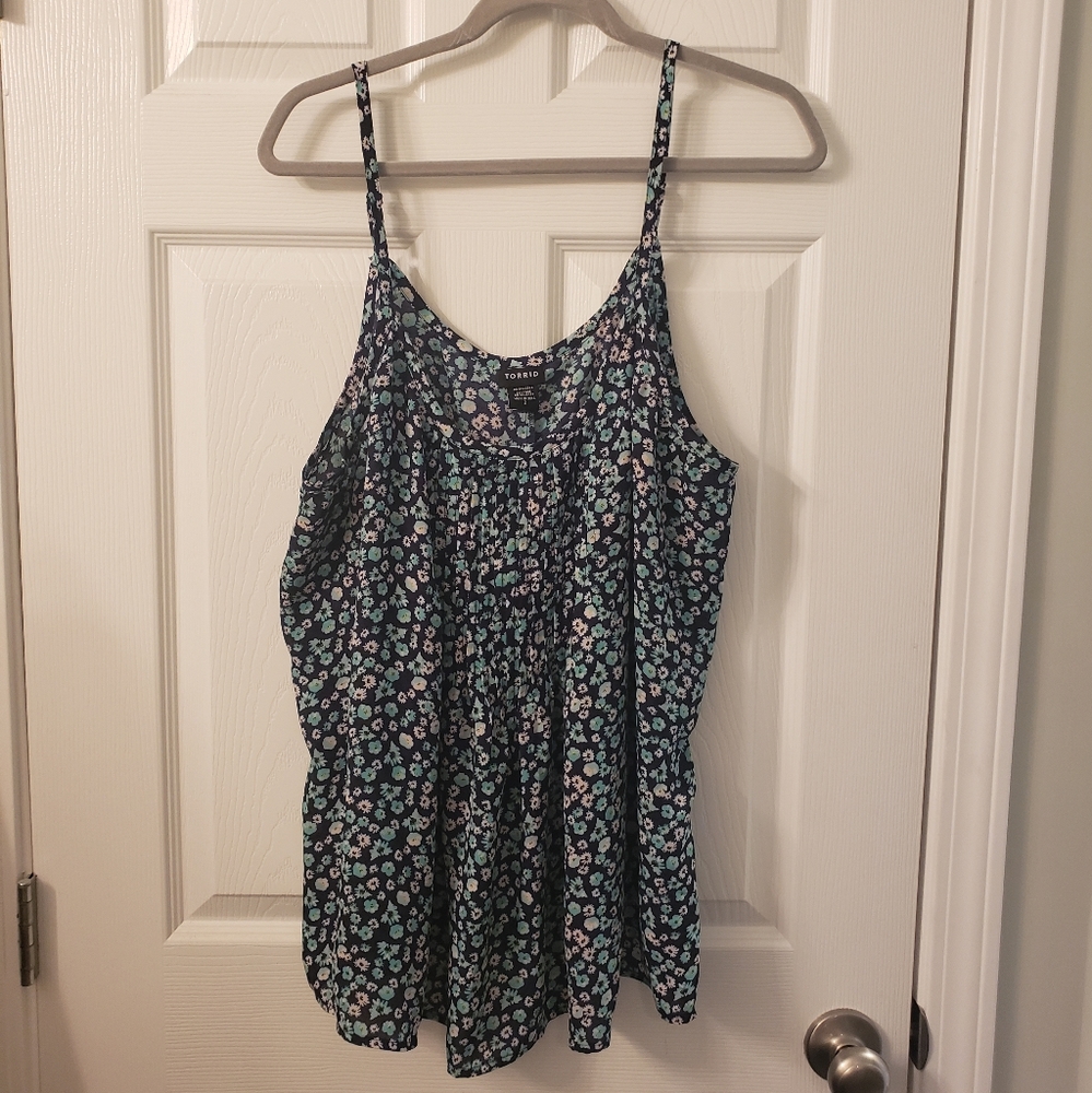 Torrid Daisy Top 🌼🏵❤